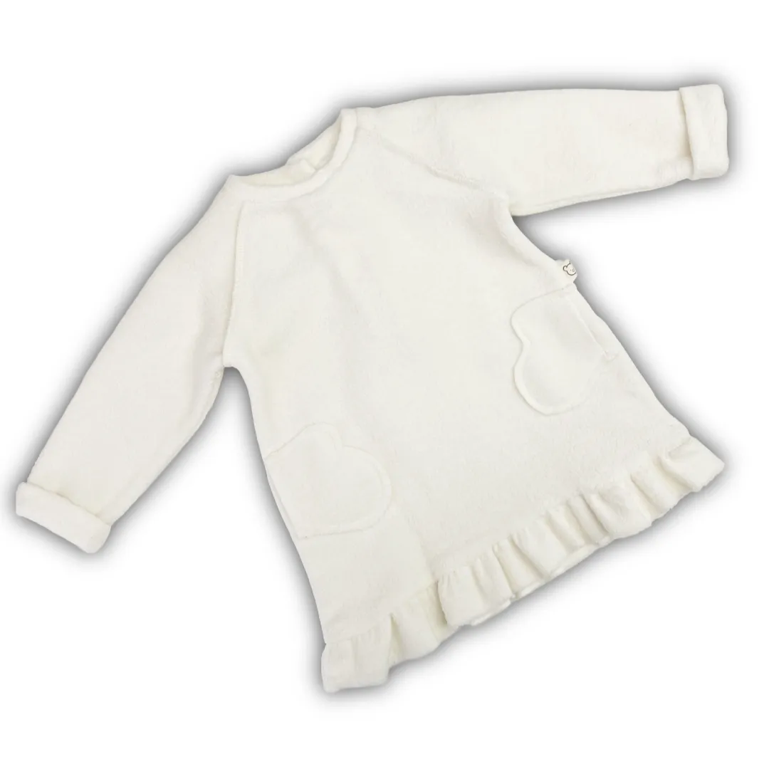 Abitino Coccodè per neonata in tessuto felpato color burro, con tasche a forma di cuore e volant sul fondo.