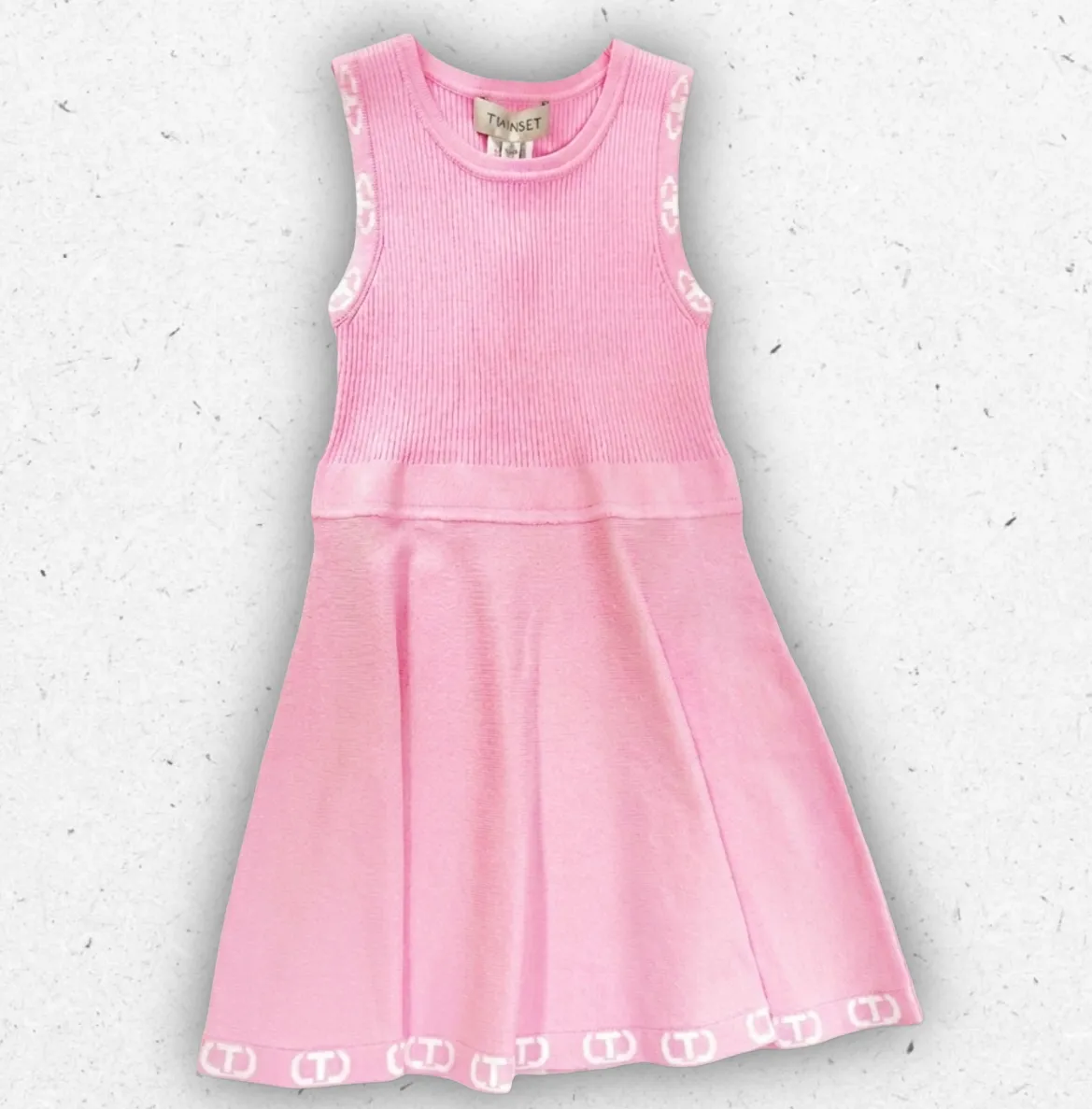 Abito estivo rosa da bambina Twinset in tessuto leggero plissettato, con spalline incrociate elasticizzate e personalizzate con logo sul retro.