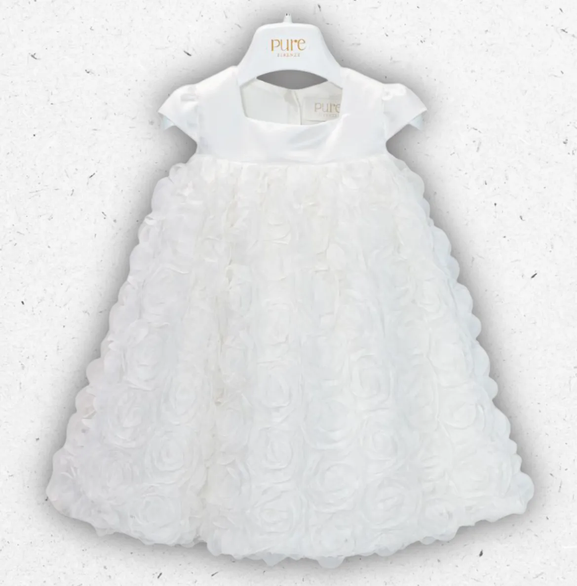 Abito da cerimonia per neonata Pure Firenze color panna con gonna ricamata a fiori tridimensionali e corpetto liscio.