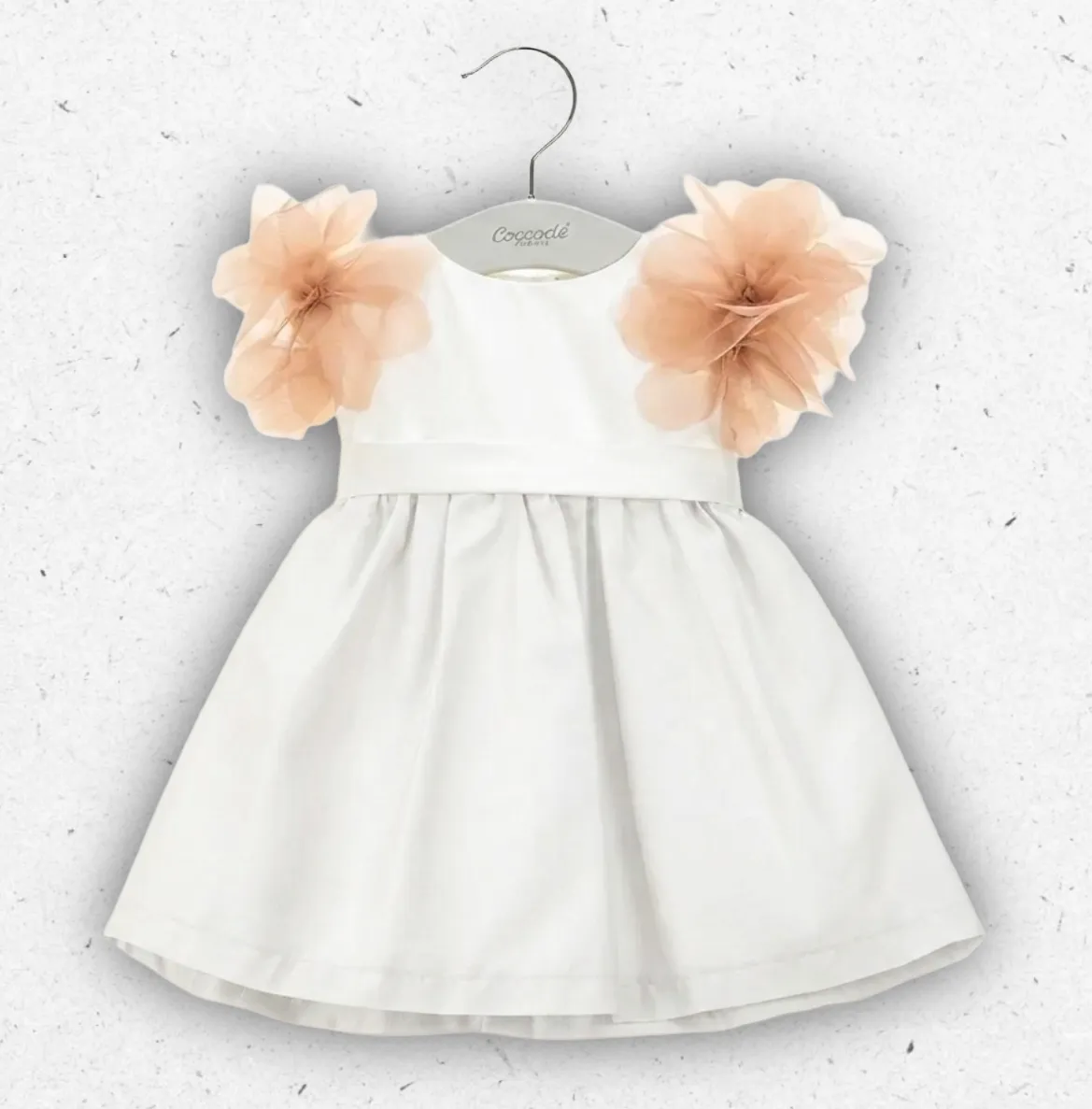 Elegante abito bianco da neonata Coccodè in rasatello con grandi applicazioni floreali rosa sulle spalline, gonna ampia e nastro in vita.