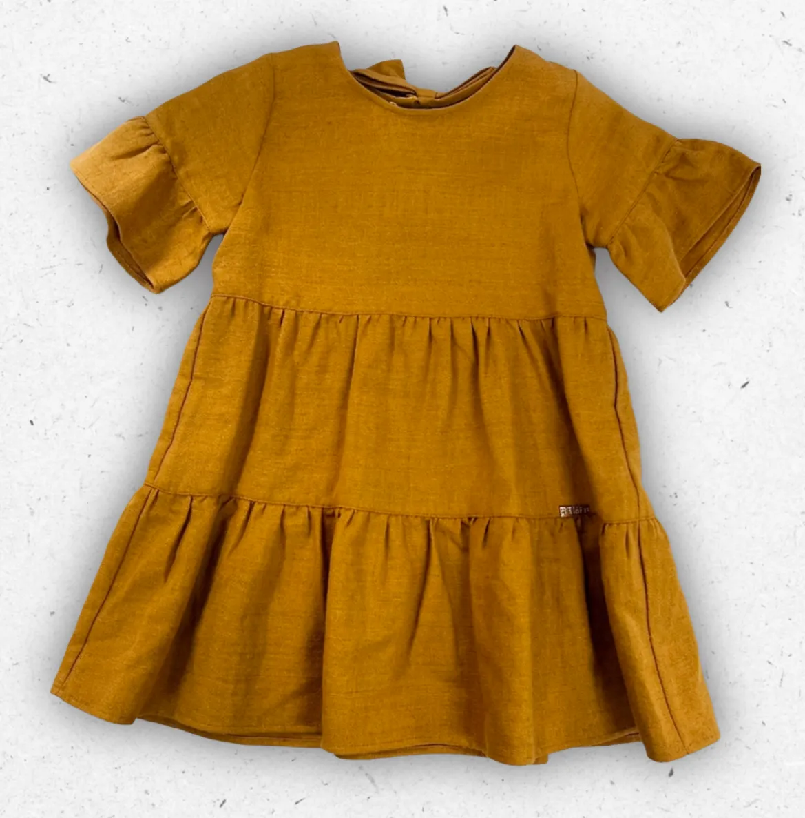 Abito da cerimonia per neonata Liu Jo in colore barley con gonna voluminosa in tulle, cintura in gros-grain e maxi fiore tridimensionale applicato in vita.