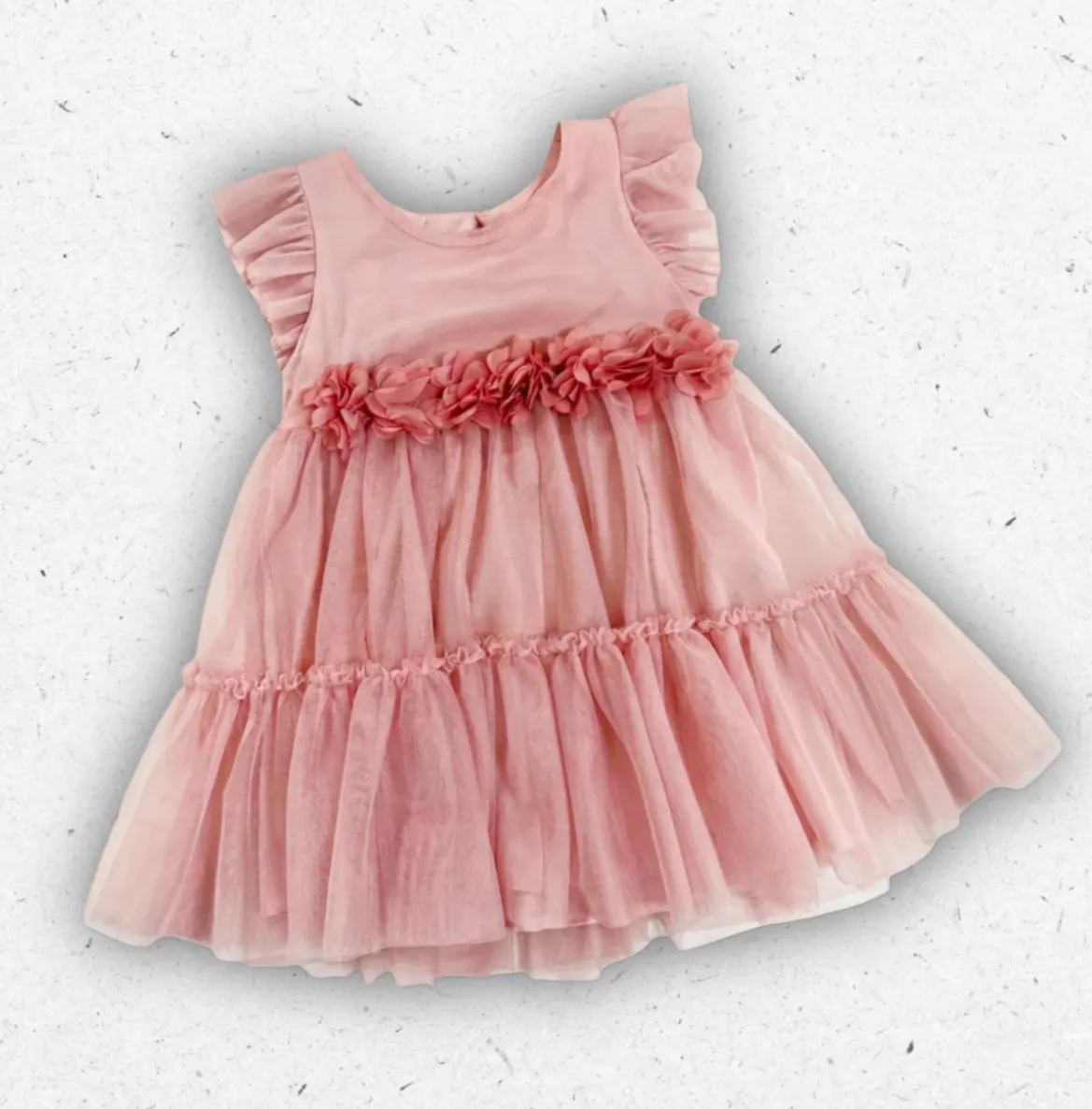 Abito estivo da ragazza Please color rosa con gonna a balze sovrapposte, coulisse regolabile in vita e spalline sottili.