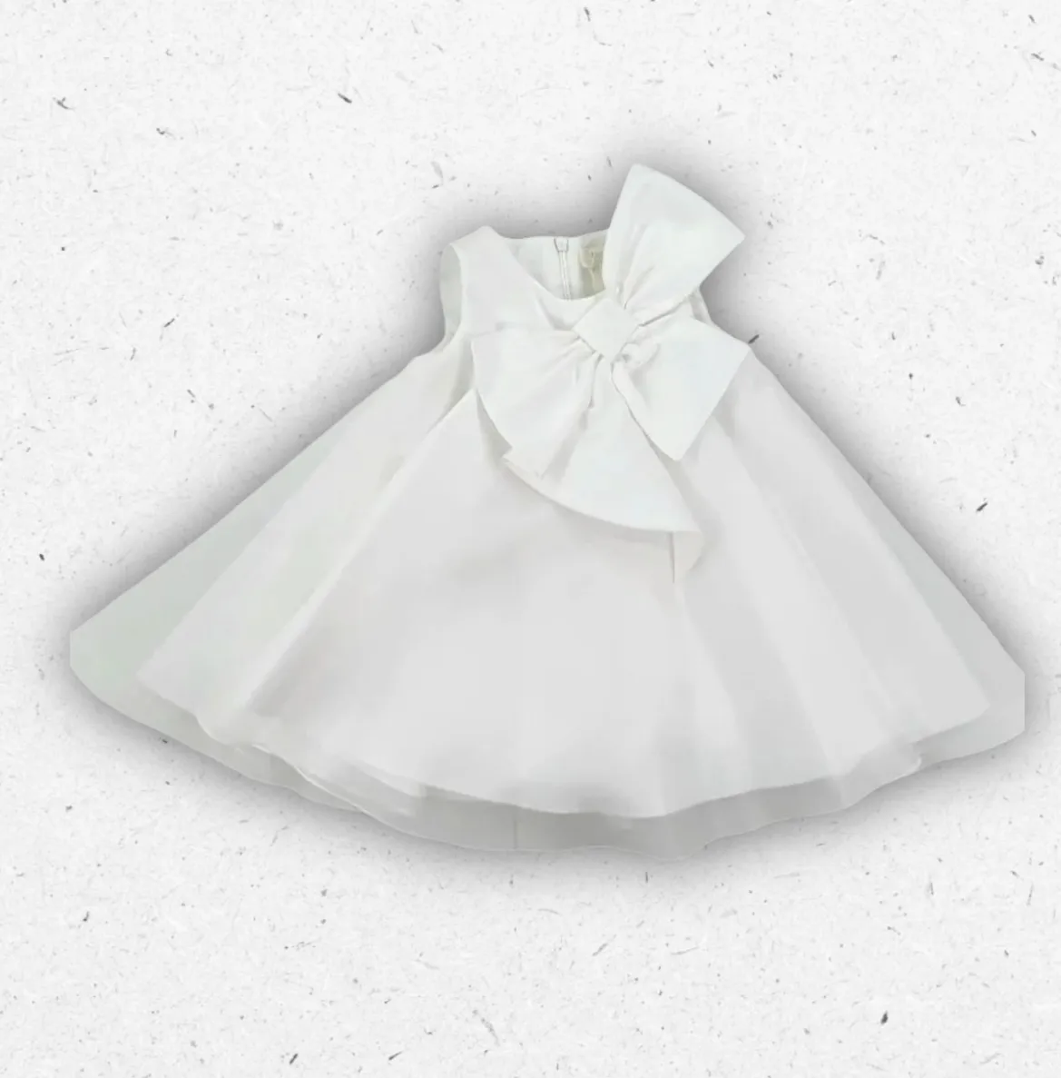Abito da cerimonia per neonata Liu Jo con corpino in seta bianca, gonna voluminosa in tulle, cintura con fiocco e applicazione floreale in vita.