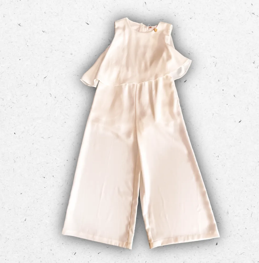 Abito tuta elegante da ragazza Alice Pi. color avorio, jumpsuit da cerimonia con design fluido e produzione sartoriale italiana.