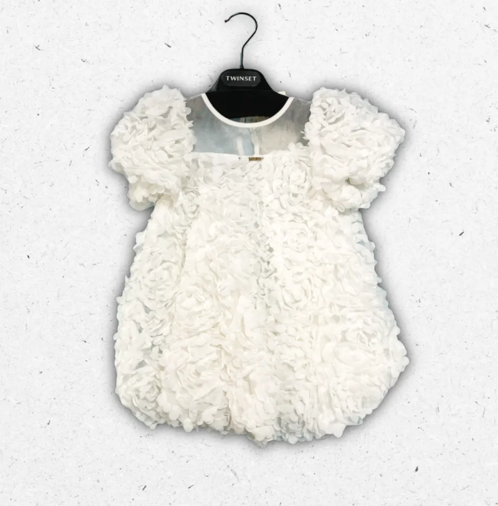 Abito bianco Twinset da bambina con gonna a palloncino e applicazioni floreali in rilievo per cerimonie.