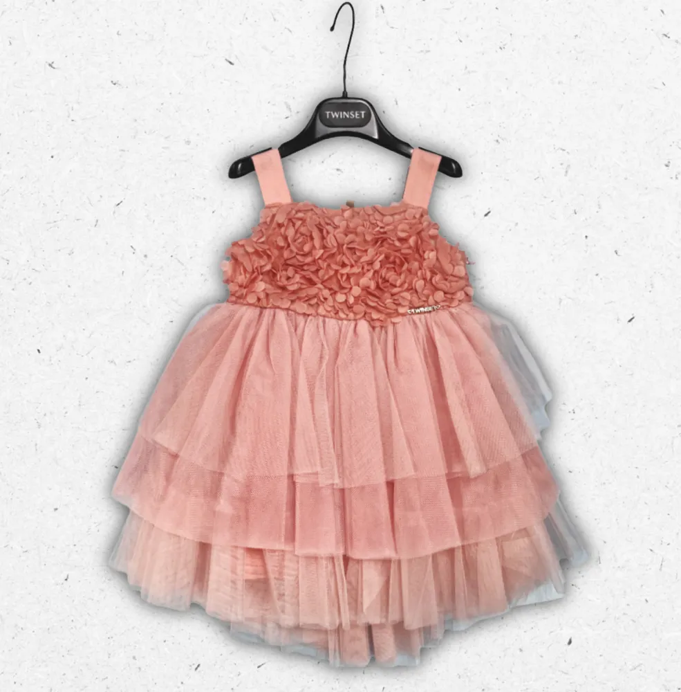 Abito rosa Twinset da bambina con ampia gonna in tulle e corpetto decorato da fiori in rilievo tono su tono.
