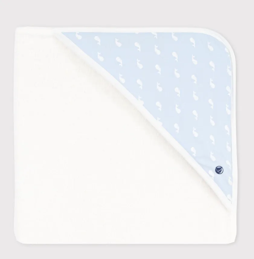 Accappatoio bianco a triangolo per neonato Petit Bateau in spugna bouclé con cappuccio stampato con balene.
