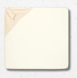 Asciugamano Guess bambini in cotone beige, ricami con logo a triangolo 1