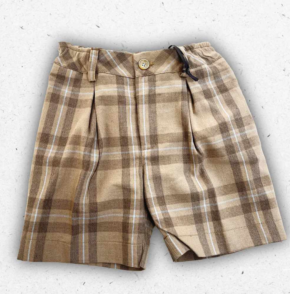 Bermuda da bambino Jeckerson modello JB5635 in misto lino con fantasia tartan beige e celeste e pinces frontali.