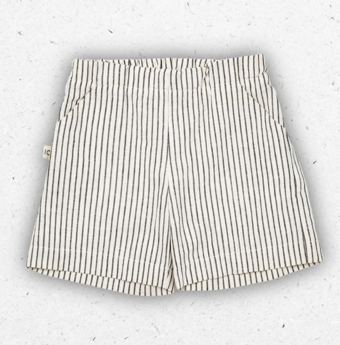 Bermuda da bambino Maperò in cotone a righe verticali bianche e grigie, con vita elasticizzata e tasche laterali oblique.