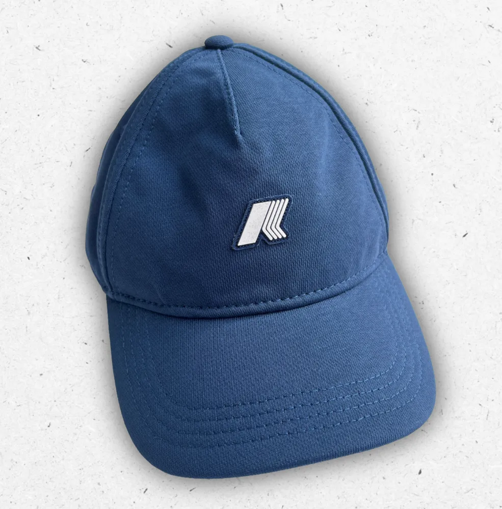 Berretto K-Way blu navy in maglia a costine con risvolto e patch logo frontale, taglia unica.