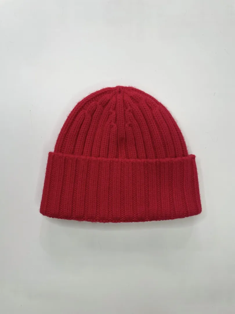 Berretto Mc2 Saint Barth con ricamo frontale St. Barth, disponibile nei colori nero e rosso, con taglie per ragazzi.