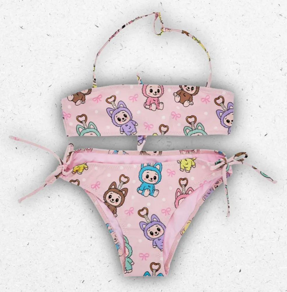 Bikini da bambina MC2 Saint Barth di colore rosa con stampa all-over Labubu, top a fascia e slip con fiocchi laterali.