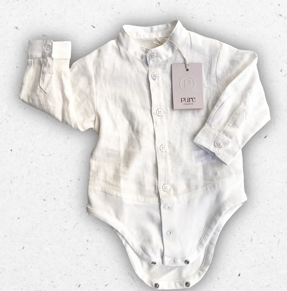 Body camicia per neonato Pure Firenze in misto lino color panna con collo alla coreana, maniche lunghe e bottoni frontali.