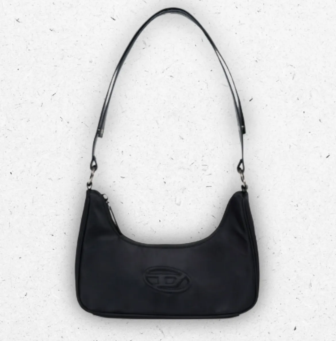 Borsa a spalla da ragazza Wunsy firmata Diesel in nylon lucido nero con silhouette arrotondata e logo Oval D in rilievo, collezione Autunno Inverno 2026.