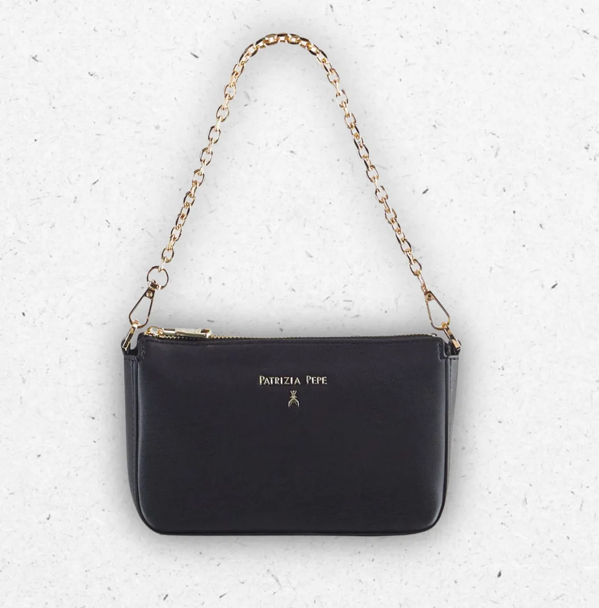 Borsa a tracolla Patrizia Pepe in colore nero con catena dorata e logo rivetto Fly in metallo Light Gold.