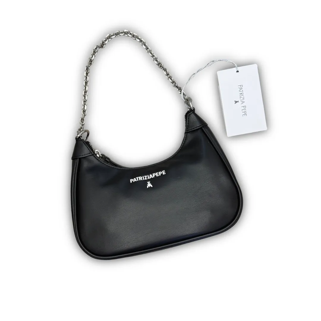 Borsetta Patrizia Pepe in poliuretano nero. Borsa a tracolla a linea mezzaluna con catena metallica.