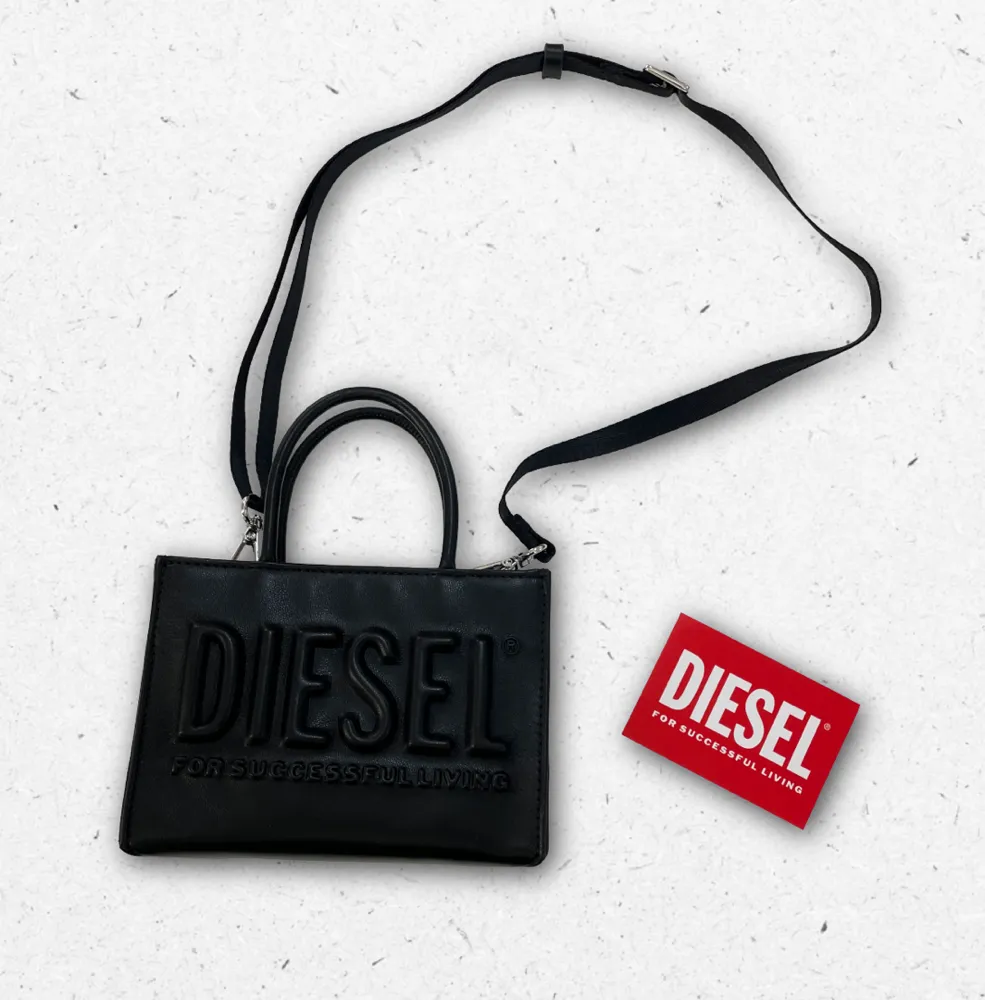 Borsa nera Diesel con maxi logo "For Successful Living" in rilievo, doppi manici e tracolla regolabile