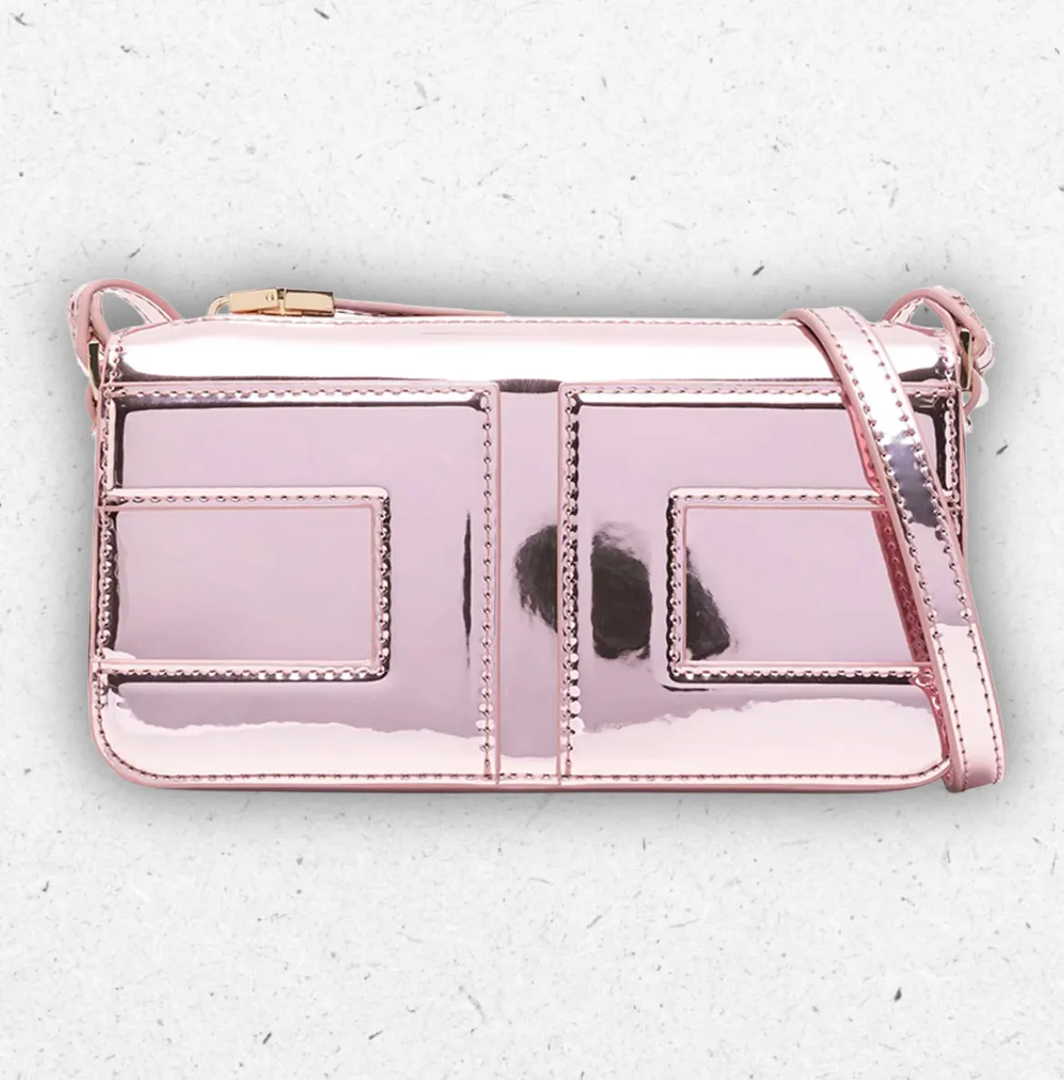 Borsa a tracolla compatta firmata Elisabetta Franchi in ecopelle metallizzata rosa baby, con logo doppia C frontale, chiusura a zip e due tasche applicate.