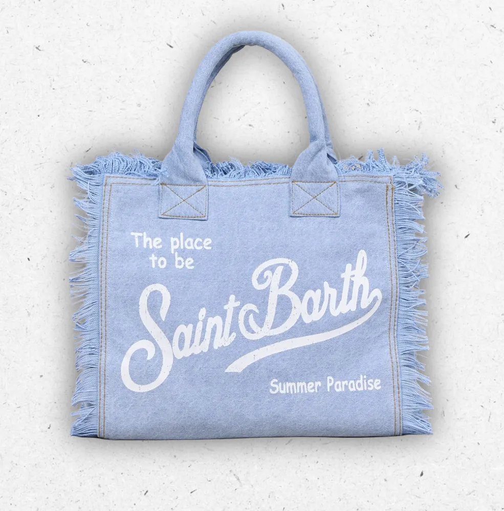 Micro borsa a mano Vanity di MC2 Saint Barth in canvas denim chiaro con bordi sfrangiati, due manici e logo frontale.