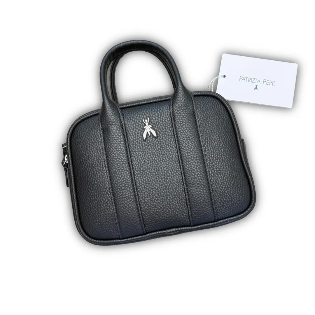 Borsa a mano Patrizia Pepe nera in ecopelle martellata, modello Camera Bag, con logo Fly in metallo.