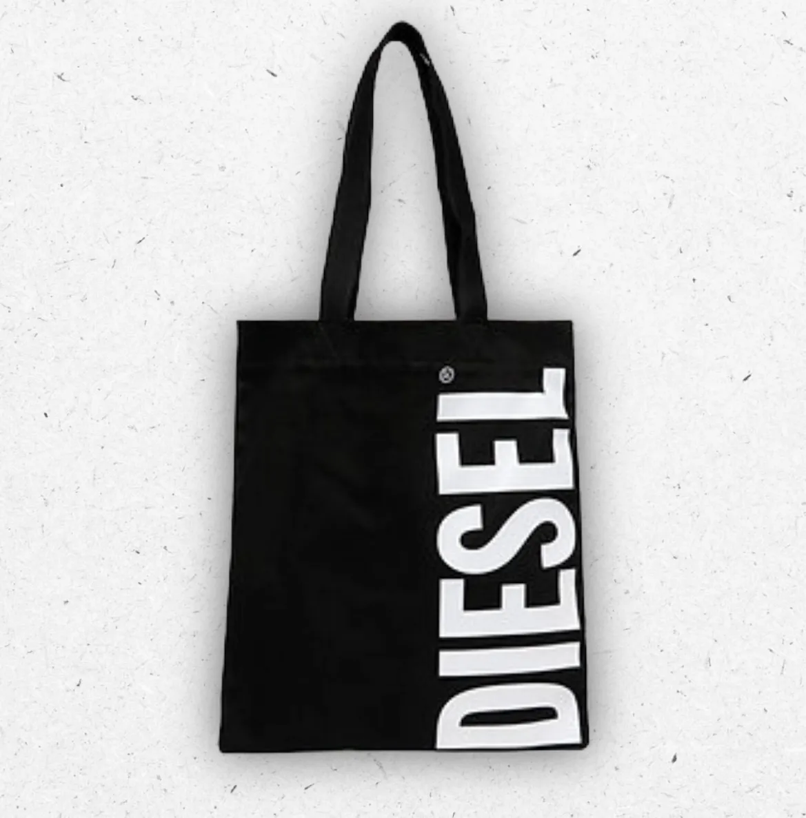 Borsa shopping Diesel Junior in tela di cotone nera con grande logo Diesel stampato verticalmente in bianco.