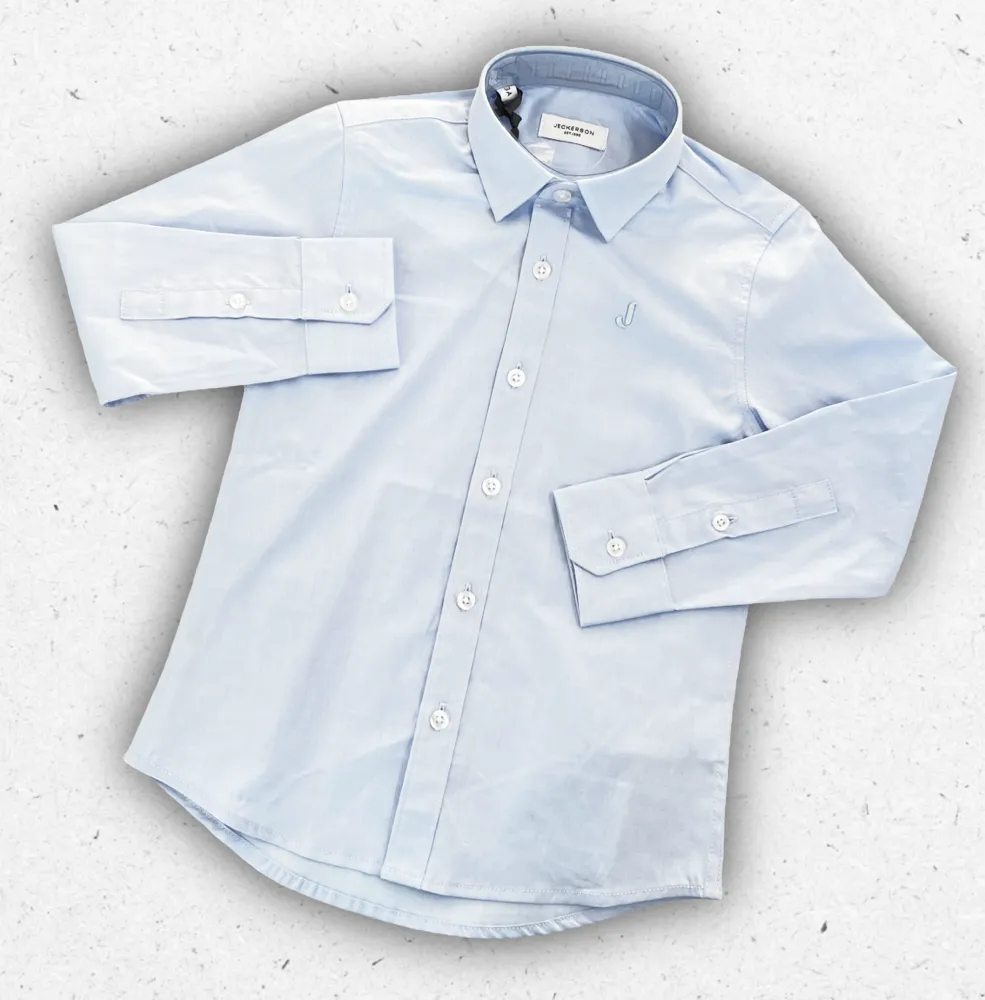 Camicia celeste da bambino Jeckerson modello JB5631 in tessuto Oxford con piccolo logo J ricamato sul petto.