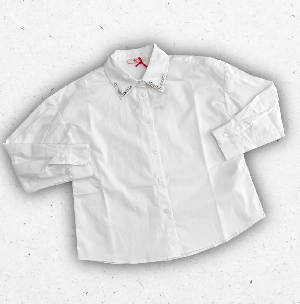 Camicia da ragazza firmata Liu Jo con bottoni logati e taglio sartoriale, ideale per cerimonia e look casual-chic.