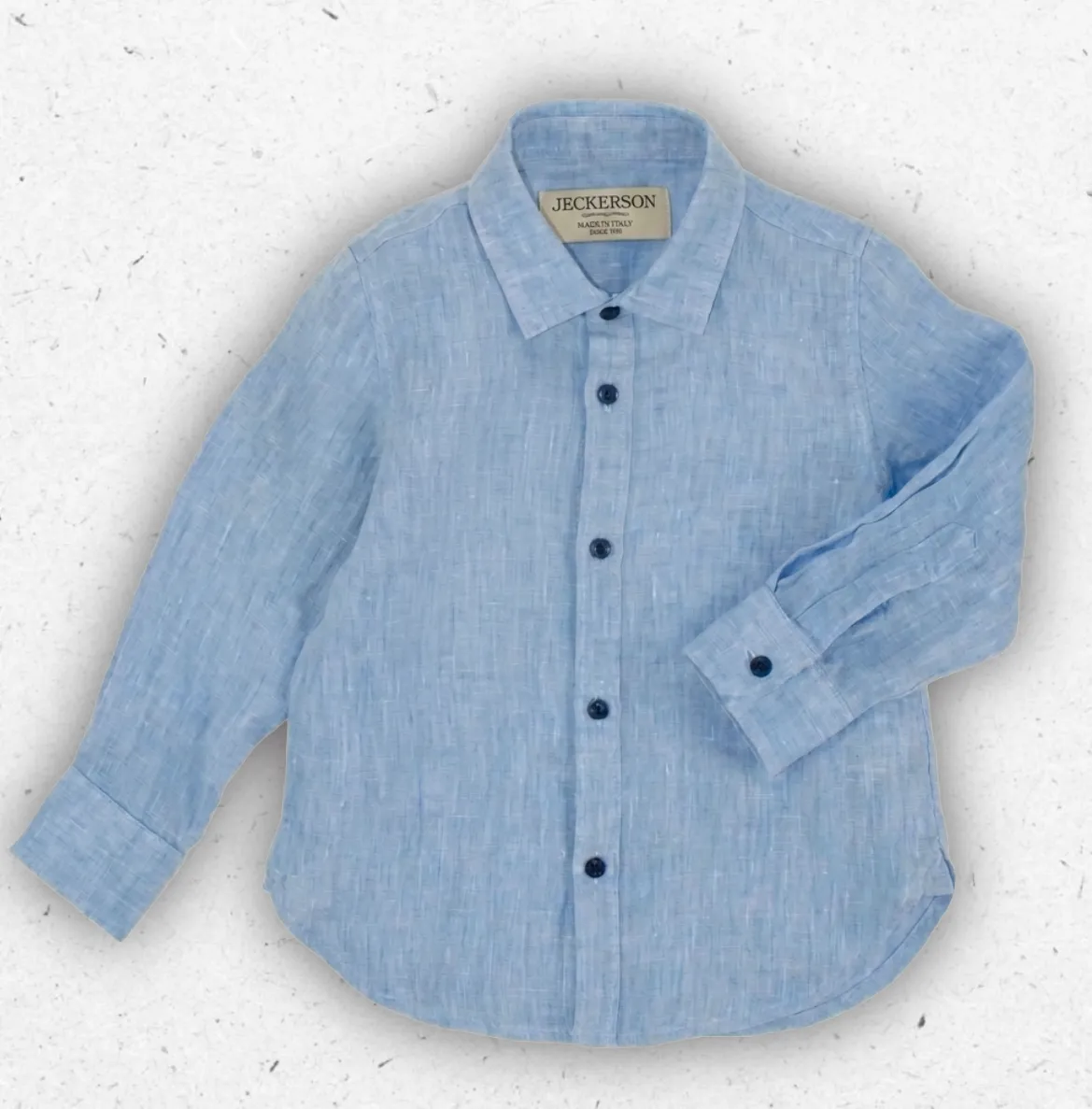 Camicia a maniche lunghe da neonato in puro lino color celeste Oxford firmata Jeckerson, con colletto classico e chiusura a bottoni scuri in contrasto.