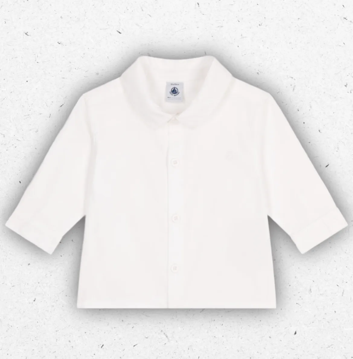 Camicia bianca da neonato Petit Bateau in tessuto Oxford con apertura a bottoni e stemma logato sul petto.