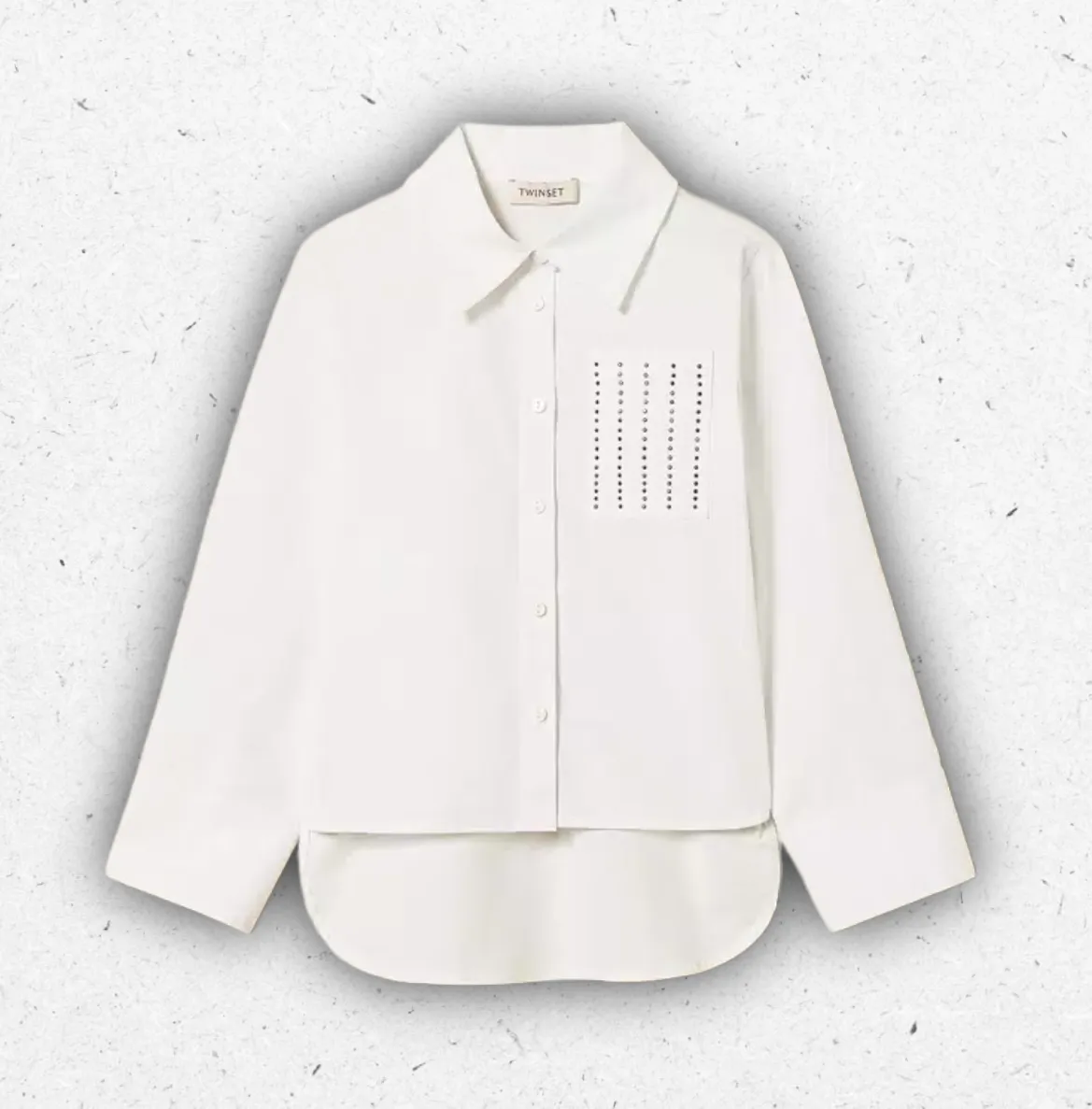 Camicia bianca a maniche lunghe da ragazza Twinset Milano in popeline con taschino decorato da borchie metalliche e fondo asimmetrico.