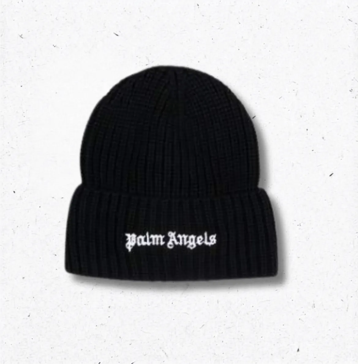 Cappello beanie da bambino in lana nero firmato Palm Angels con lavorazione a maglia, risvolto e piccolo logo gotico bianco ricamato sul davanti.