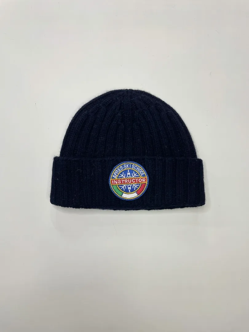 Cappello beanie Mc2 Saint Barth Wengen blu navy in lana e cashmere, con patch Après Ski School Instructor.