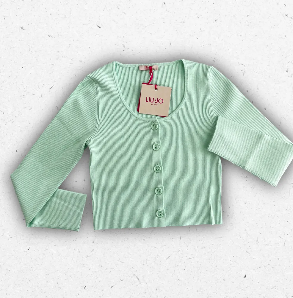 Cardigan da ragazza color verde firmato Liu Jo, realizzato in maglia morbida con chiusura a bottoni e dettaglio logato.