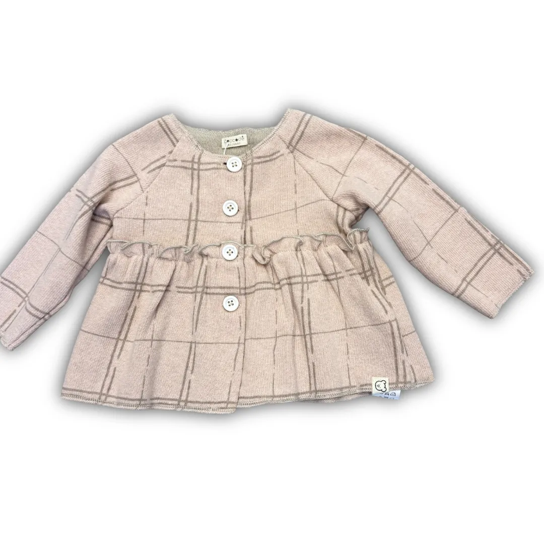 Cardigan/giacchina Coccodè per neonata in caldo jersey rosa polvere con fantasia a quadro. Modello a balza con arricciatura e bottoni.