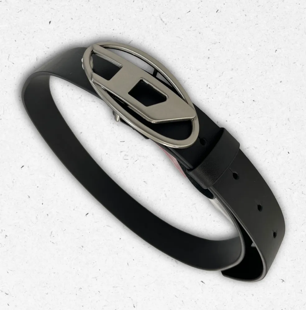 Cintura Diesel nera in nastro tecnico con fibbia a scatto logata, Collezione Primavera Estate 2026.