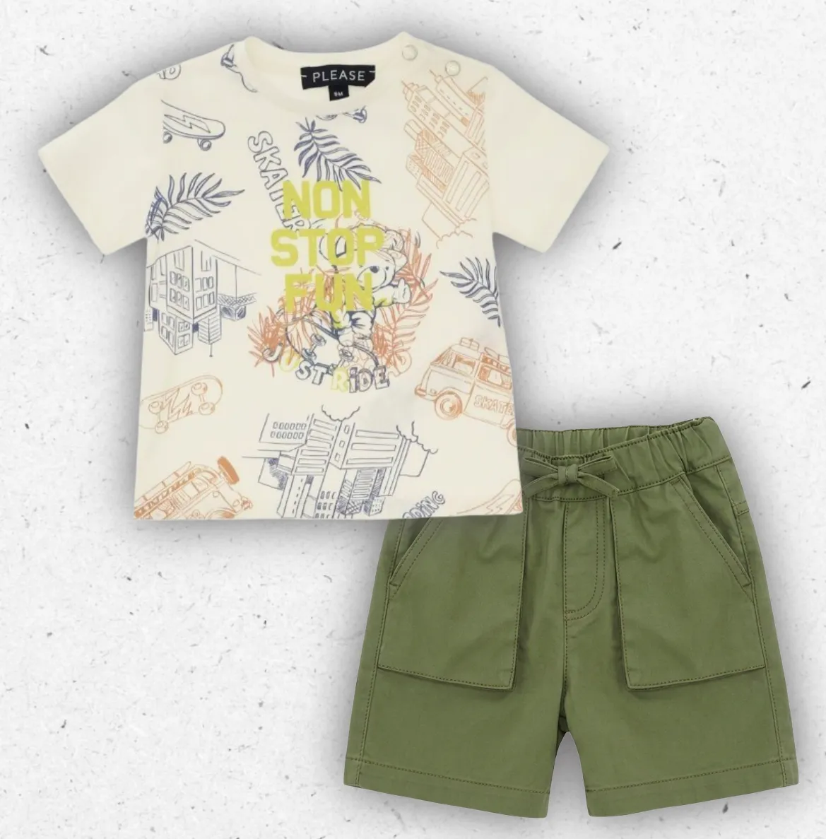 Completo estivo due pezzi da bambino firmato Please, composto da una t-shirt a maniche corte color panna con bottoni sulla spalla e stampa all-over a tema skateboard e un bermuda coordinato verde militare con tasconi e coulisse in vita.