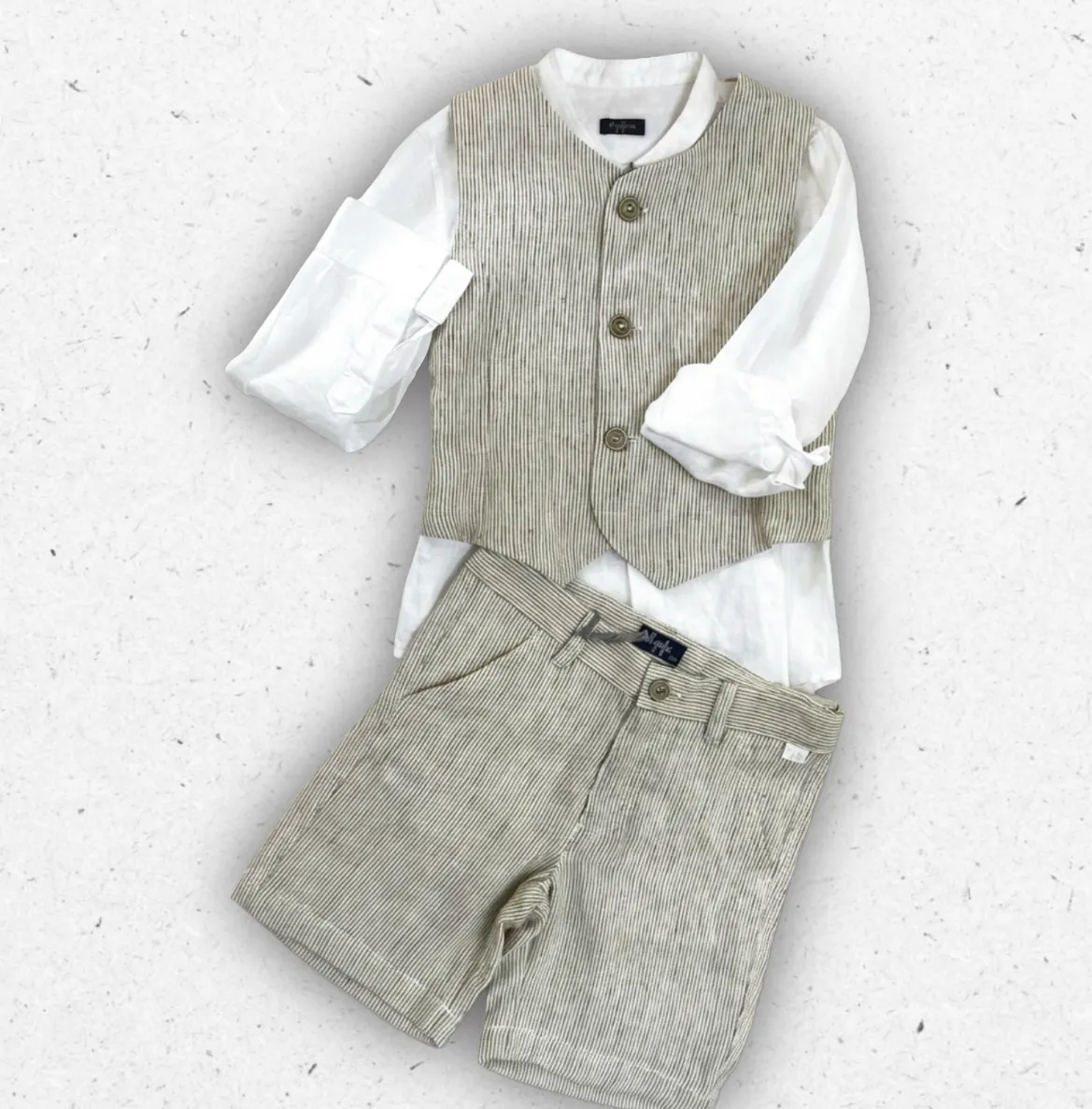 Completo elegante da bambino Il Gufo in lino composto da camicia bianca, gilet e pantaloncino bermuda color sabbia a righe sottili e papillon coordinato.