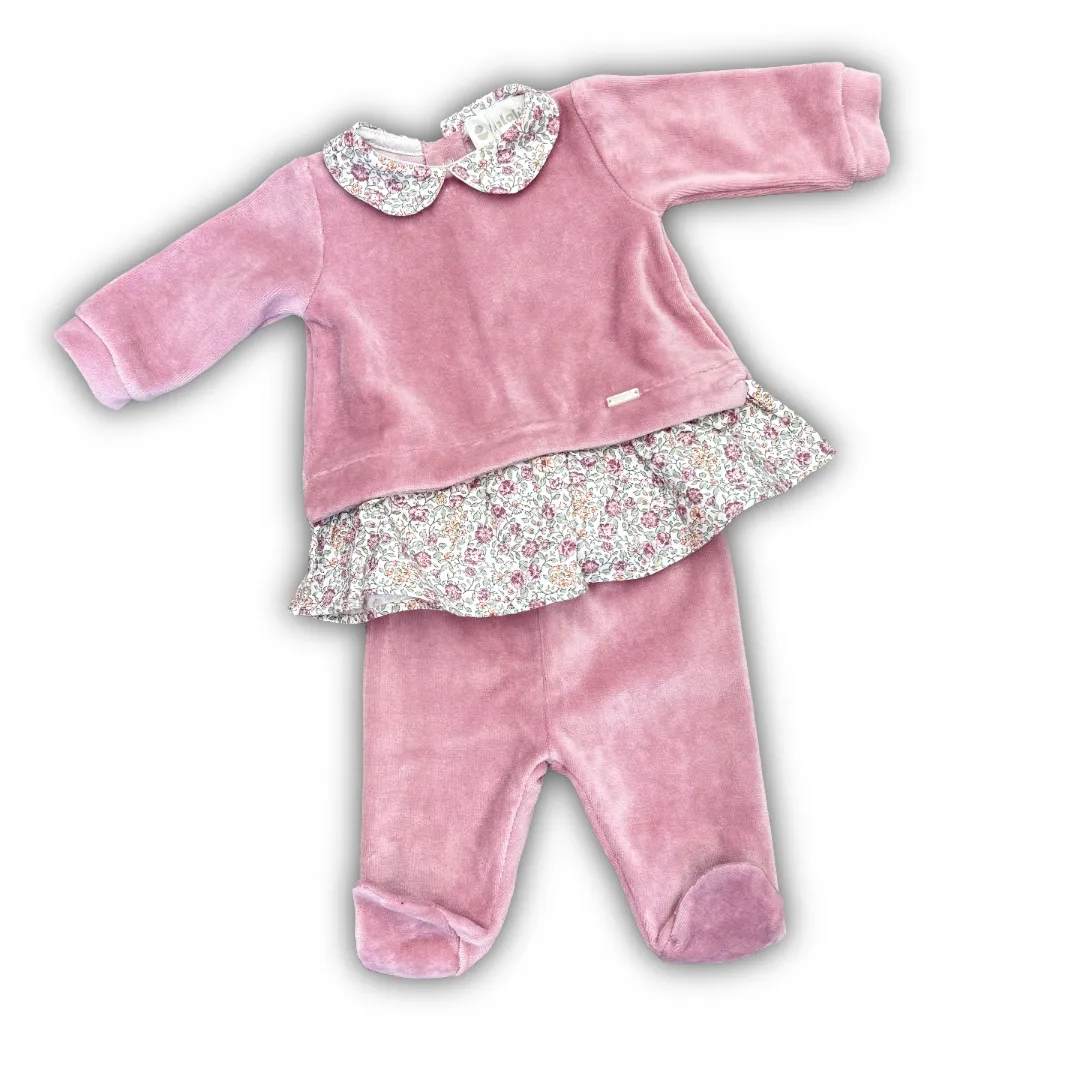 Completo da due pezzi per neonata Lalalù in velluto rosa antico. Maglia con volant e colletto Peter Pan a fantasia floreale e pantalone con piedini.