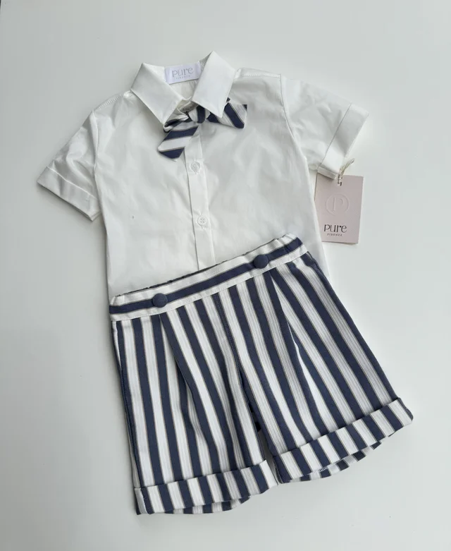 Completo due pezzi Pure per neonato con camicetta, pantaloncino e papillon bianco a righe blu