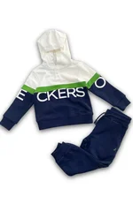 Completo felpa e pantalone Jeckerson per bambino. Felpa con cappuccio color block blu scuro, bianco e verde, pantaloni jogger blu scuro. 1