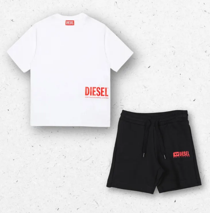 Completo sportivo Diesel da ragazzo composto da t-shirt bianca con logo rosso e short nero in felpa con coulisse.