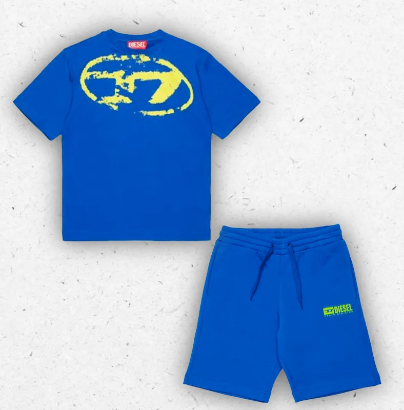 Completo sportivo da ragazzo di colore blu elettrico firmato Diesel, composto da t-shirt a girocollo con maxi logo ovale giallo sul petto e bermuda in felpa coordinato con coulisse in vita e logo ricamato.