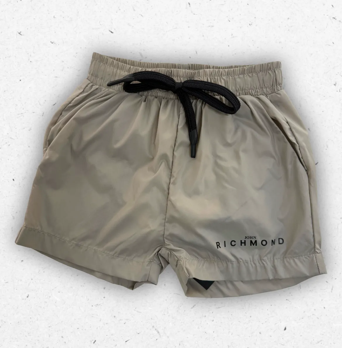 Costume da bagno modello boxer per neonato John Richmond in colore beige con logo nero e coulisse regolabile.