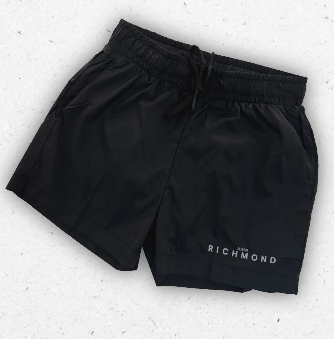 Costume boxer da ragazzo John Richmond nero con maxi logo bianco sulla gamba e coulisse regolabile in vita.
