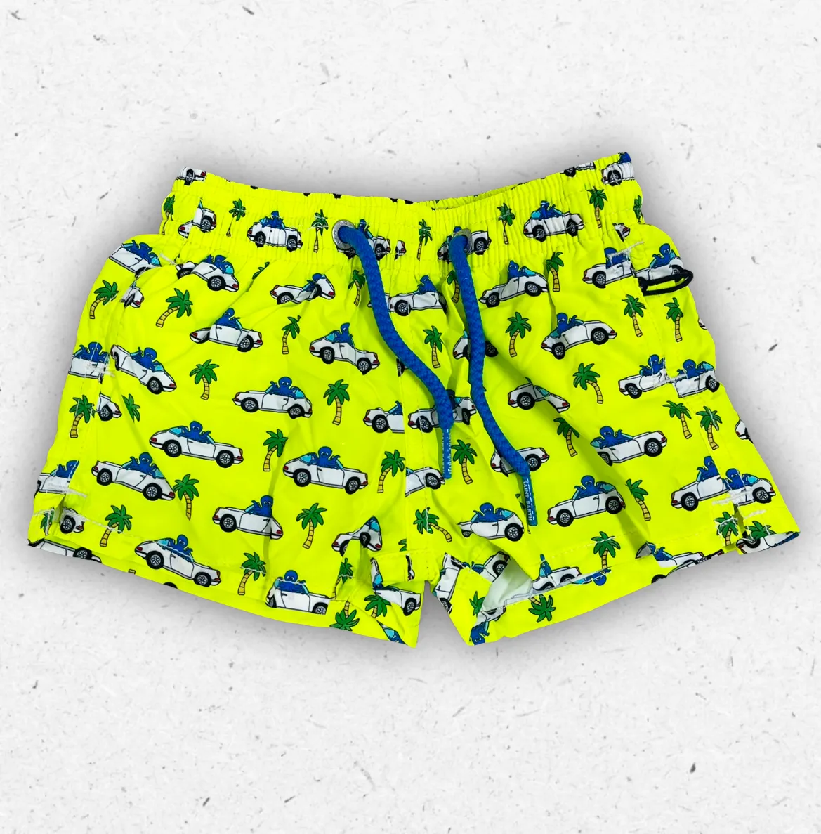 Costume da bagno a boxer per bambino modello Lighting in tessuto tecnico giallo fluò con stampa all-over di auto Porsche bianche e palme verdi, dotato di coulisse blu.
