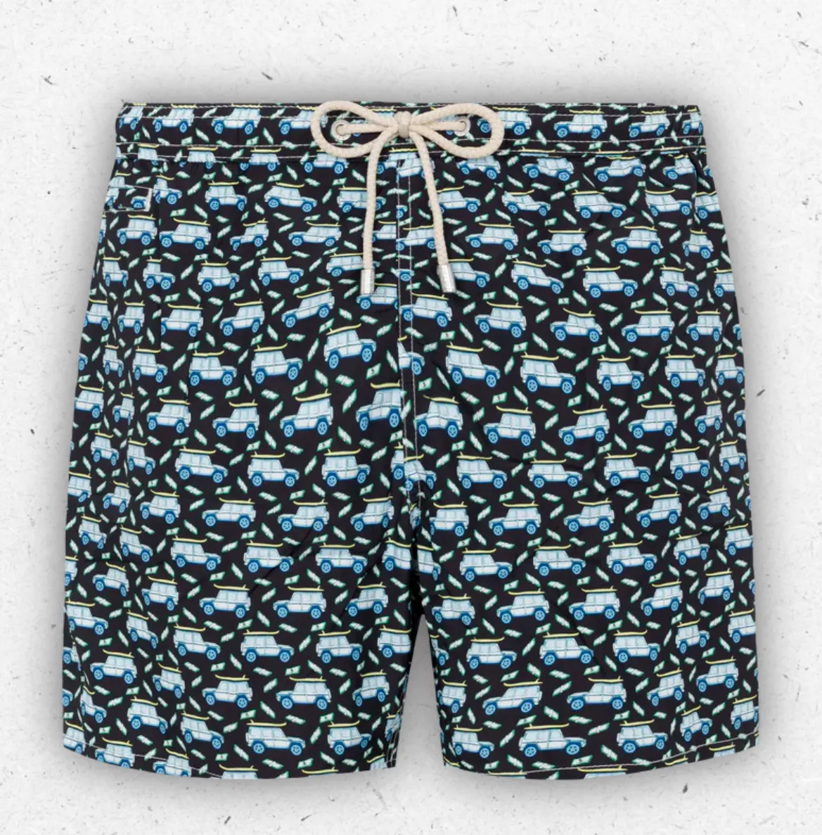 Costume da bagno modello boxer da uomo MC2 Saint Barth con stampa di fuoristrada bianchi, tavole da surf e banconote su fondo nero, con coulisse a contrasto.