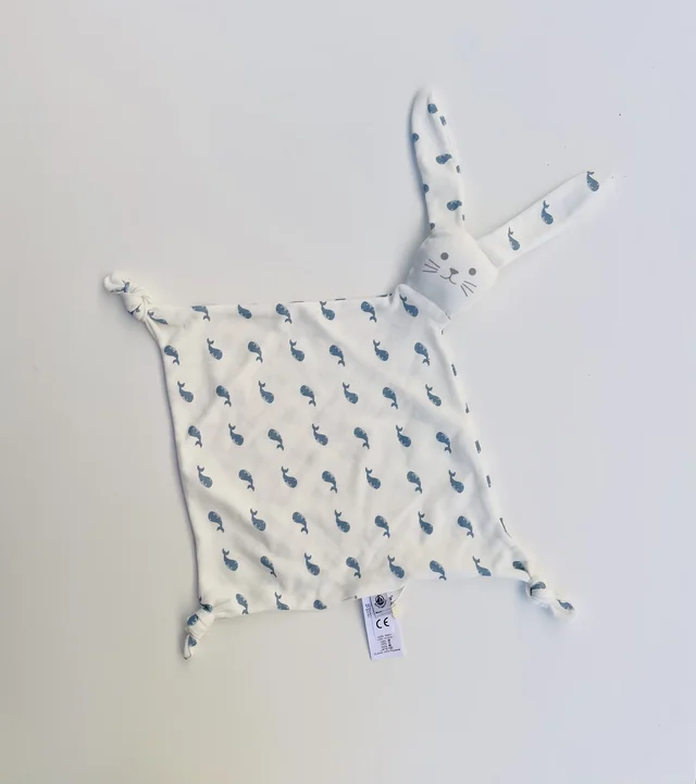Doudou in cotone Petit Bateau con stampa balene su bianco neonato