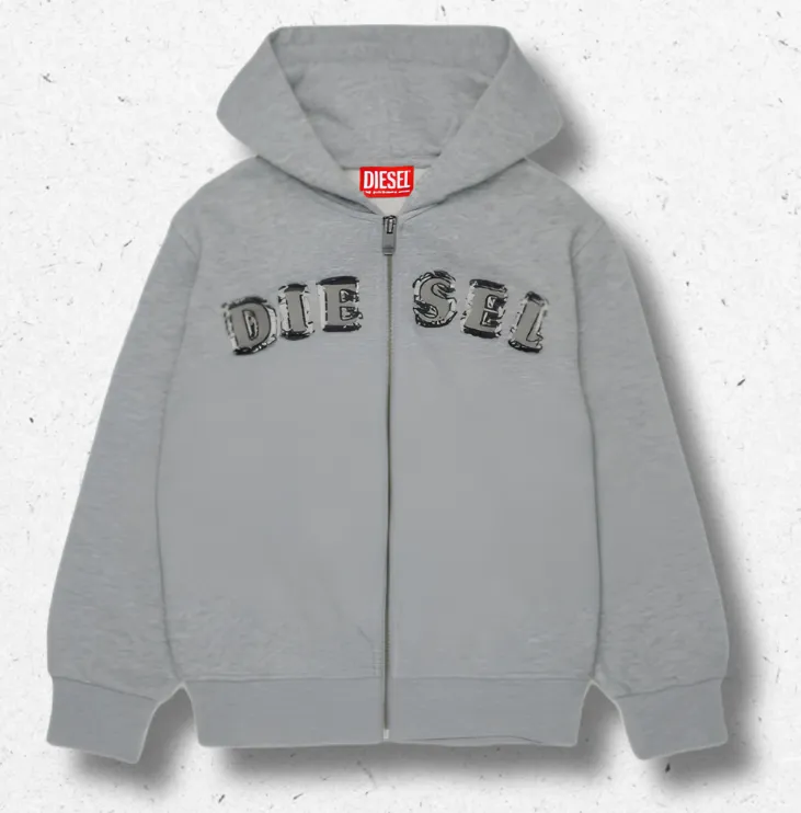 Felpa hoodie oversize con zip da bambino firmata Diesel in puro cotone, dotata di cappuccio e caratterizzata da applicazioni sfilacciate del logo sul davanti, collezione Autunno Inverno 2026.