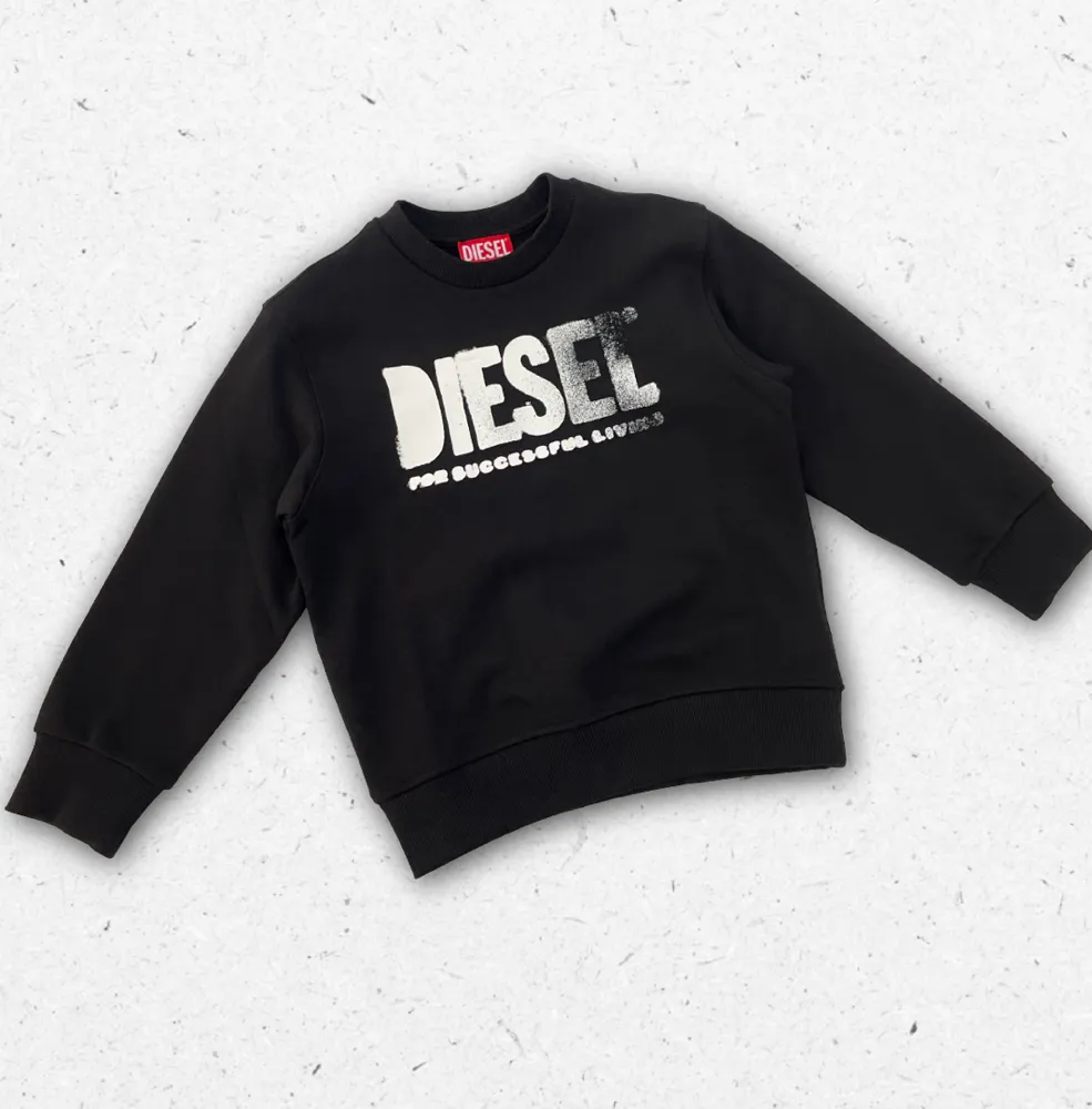 Felpa Diesel nera da ragazzo con logo "For Successful Living" in stile stencil bianco, Collezione Primavera Estate 2026.